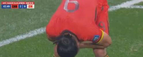 足球场上球迷放的烟火